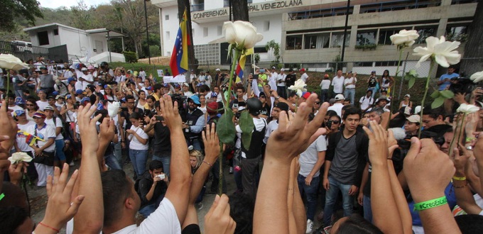Una multitud reza en Caracas, ante la Conferencia Episcopal