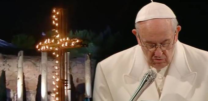 El Papa preside el tradicional Va Crucis en el Coliseo romano