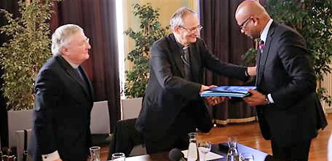 La Santa Sede desmiente que enviara al arzobispo de Bolonia a la entrega de armas de ETA
