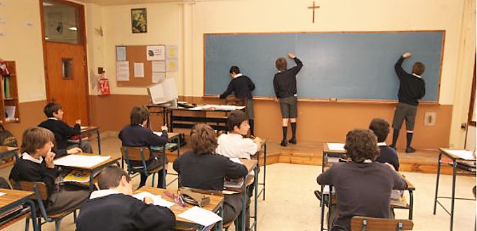 La escuela concertada católica, objetivo de la izquierda y la derecha en España