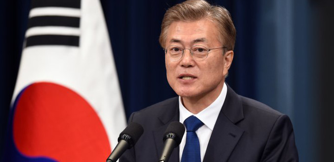 Un sacerdote bendice la residencia oficial del nuevo presidente de Corea del Sur