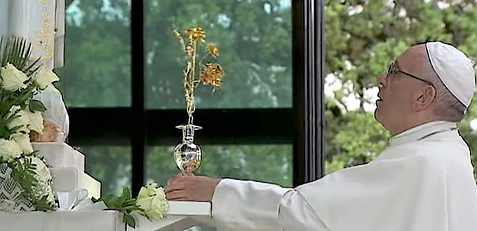 El Papa reza en la Capilla de las Apariciones de Fátima