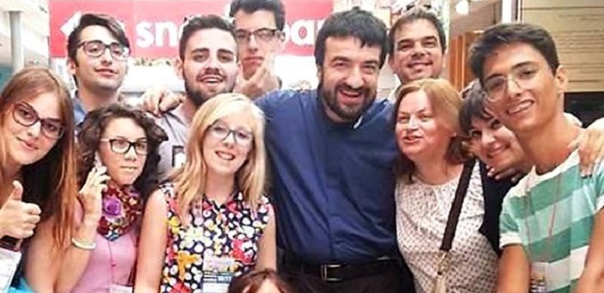 Un joven exorcista italiano combate la accin del demonio en Internet