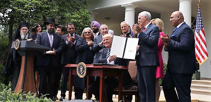 Trump firma una orden ejecutiva que refuerza la libertad religiosa en EE.UU