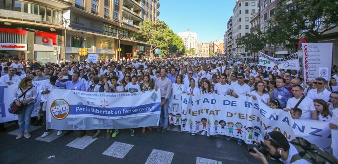 40.000 personas protestan en Valencia, España