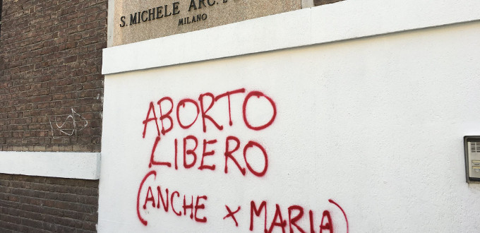 Un sacerdote de Miln replica en Facebook al autor annimo de una pintada abortista en su parroquia