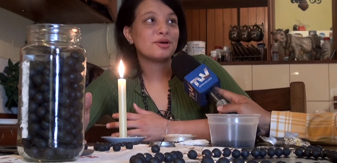 Una joven fabrica rosarios con perdigones para salvar a sus amigos de Venezuela