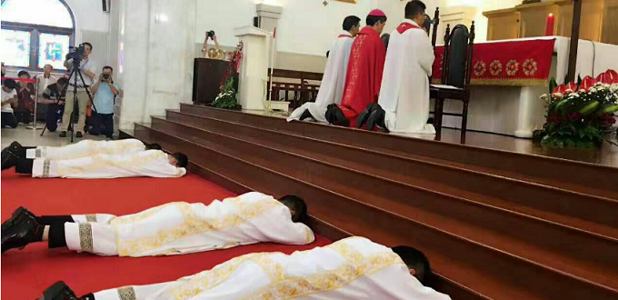 En China ordenan cuatro nuevos sacerdotes