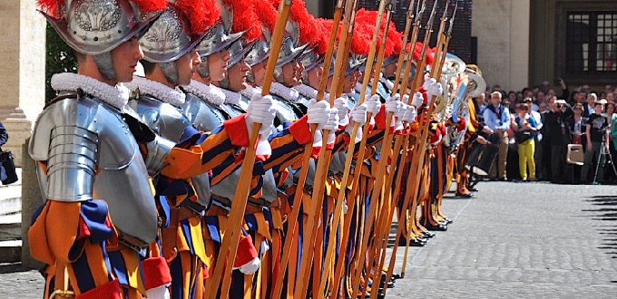 La Guardia Suiza peregrina recordando a su patrono san Nicols de Fle