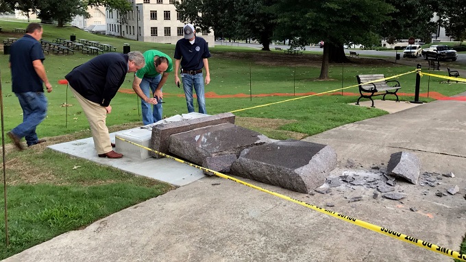 Monumento de los Diez Mandamientos en Arkansas destruido por desequilibrado mental