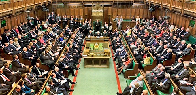 Parlamentarios británicos piden que se revise el caso de una niña cristiana entregada a familias musulmanas