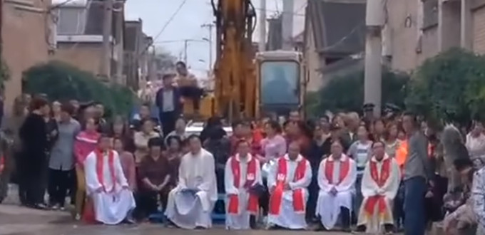 Fieles católicos chinos consiguen parar la demolición de su iglesia
