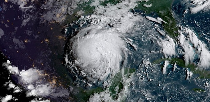 El Obispo de Corpus Christi recuerda a quienes no pueden escapar del Huracn Harvey