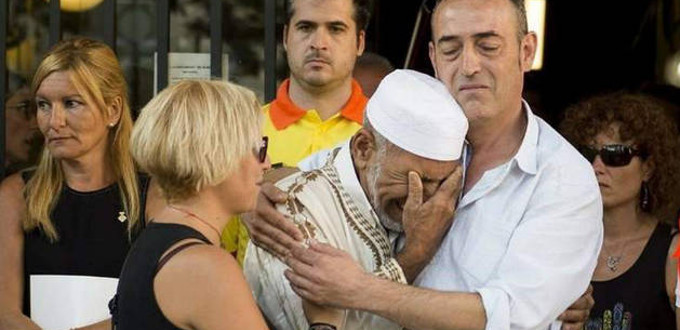 El padre del niño de tres años víctima del atentado se abraza con un imán de Rubí