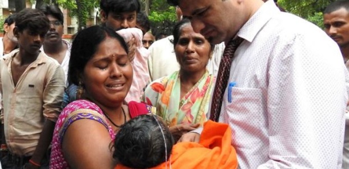 La Iglesia est de luto por los nios muertos en el hospital del Uttar Pradesh