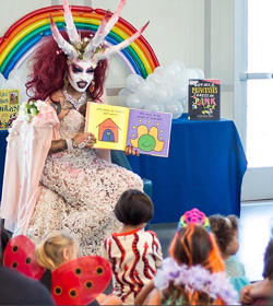 Drag queen disfrazada de scubo demonaco de maestra en un jardn de infantes