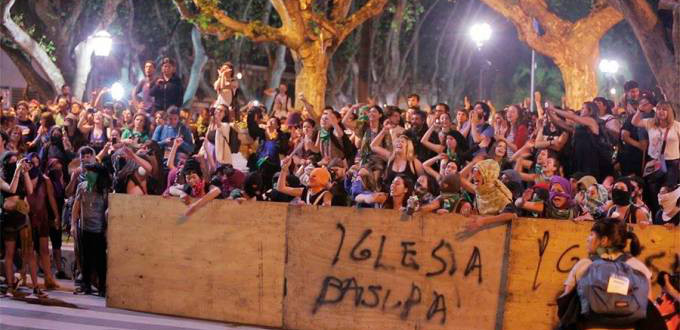 Miles de personas piden protección a las autoridades argentinas contra la violencia feminista 