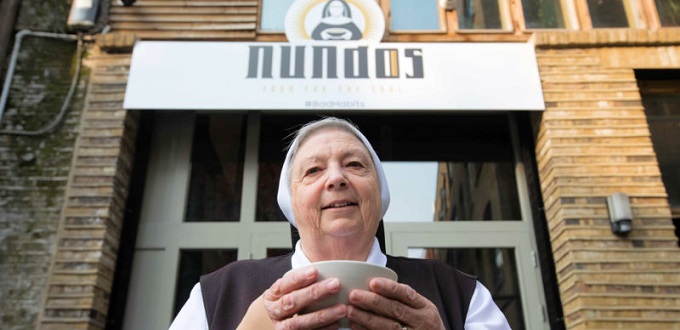 Monjas abren restaurante que ofrece comida gratis en Londres