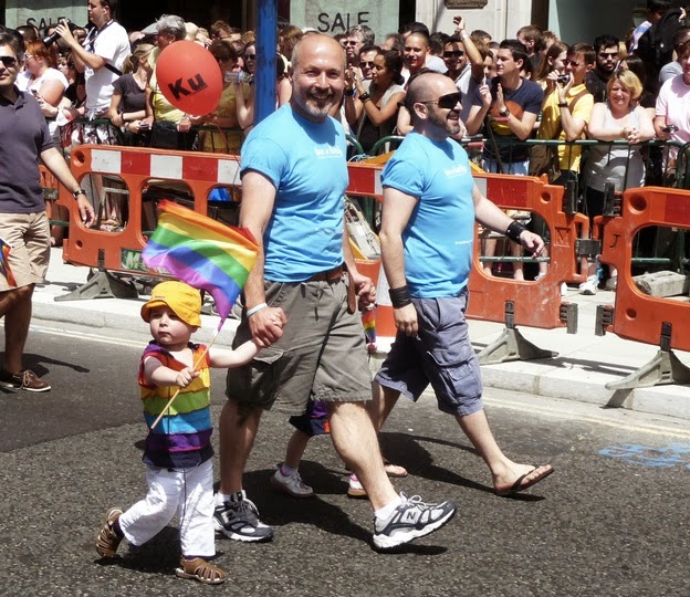 padres gay instrumentalizando su hijo adoptado