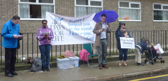 113 parlamentarios británicos piden la ilegalización de las vigilias de oración ante clínicas abortistas