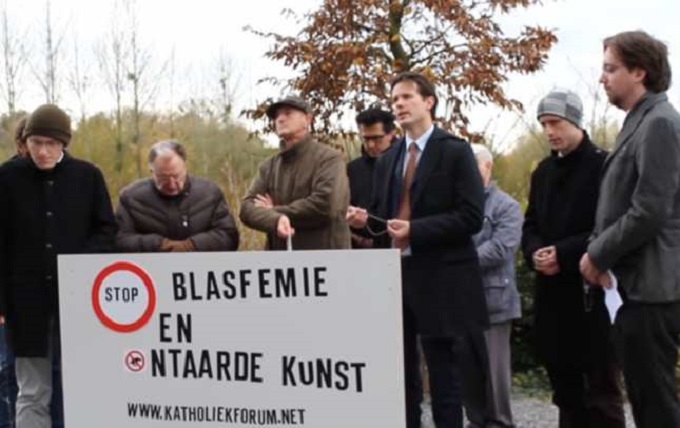 Catlicos protestando por imagen blasfema