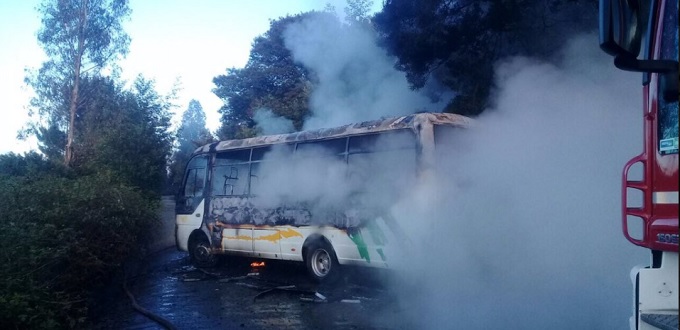 Queman bus y dejan mensaje contra visita del Papa Francisco a Chile