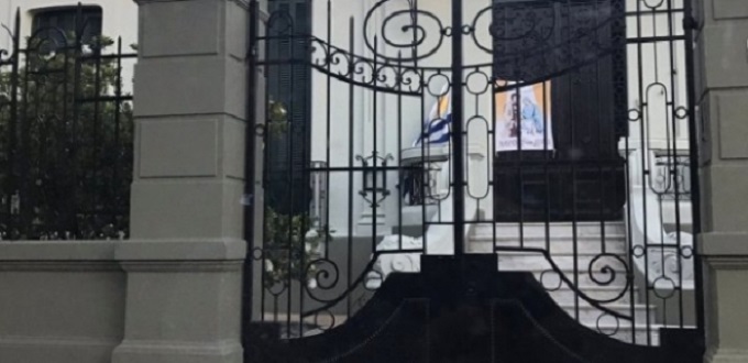 Critican al presidente de Uruguay por colgar balconeras navideñas en su casa