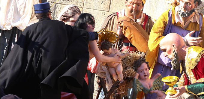 Una activista de Femen intentar llevarse la figura del Nio Jess del Beln del Vaticano