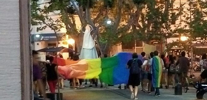 Fieles católicos argentinos muestran su repudio ante otra provocación indecente de la comunidad LGTB