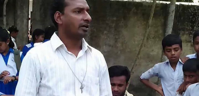 Hallan al sacerdote desaparecido antes de la llegada del Papa a Bangladesh