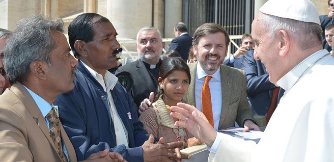 El Papa recibe a la familia de Asia Bibi