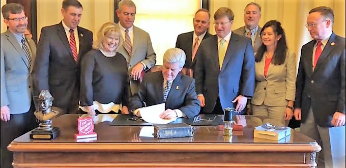 El gobernador de Misisipi firma la ley más restrictiva del aborto de todos los Estados Unidos