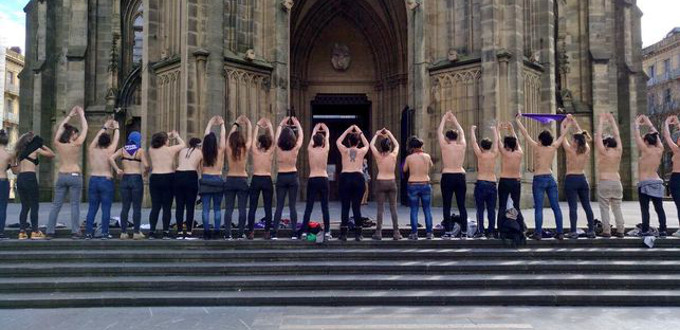 Feministas se desnudan de cintura para arriba ante la Catedral de San Sebastián