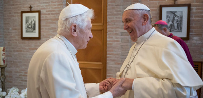 El papa Francisco felicita la Pascua a Benedicto XVI
