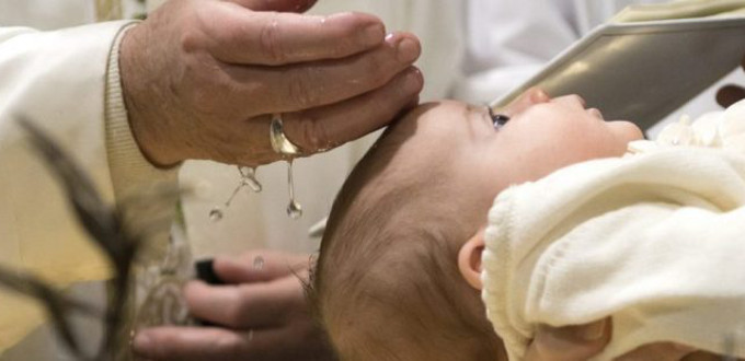 Papa Francisco: La Iglesia en el Bautismo nos regenera a la vida eterna, hacindonos hijos de Dios para siempre