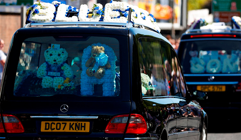 Conmovedor cortejo fnebre de Alfie Evans, lgrimas y flores