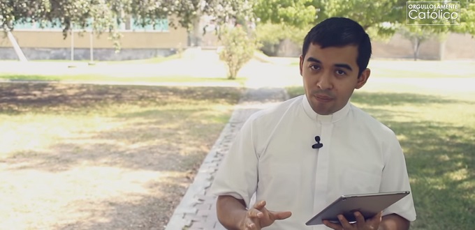 El padre Sam explican la importancia del Corpus Christi