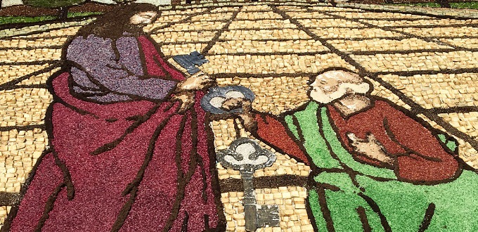 Hermosas alfombras florales adornan el Vaticano