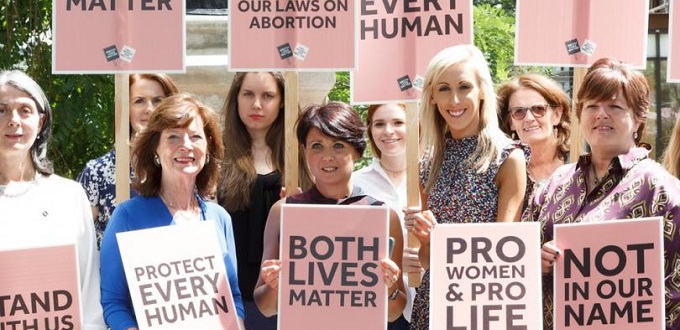 Las mujeres de Irlanda del Norte reprochan a los políticos británicos: no queremos sus leyes de aborto