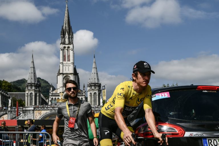 La britnica Geraint Thomas (R), vistiendo el maillot amarillo del lder general, se dirige hacia la lnea de salida (Getty Images)