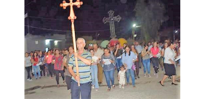 Cristianos iraquíes celebran su regreso a Nínive con una procesión