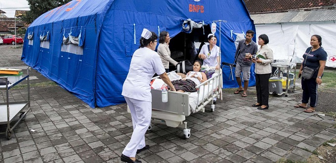 Voluntarios de Caritas trabajan en el rea afectada por los terremotos