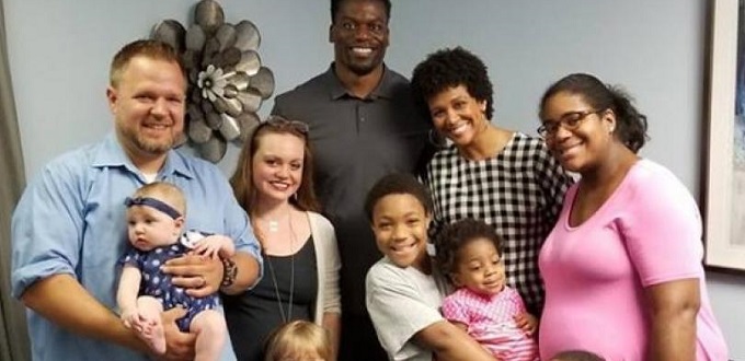 Ben Watson, estrella pro-vida de la NFL dona mquina de ultrasonido a centro de embarazo