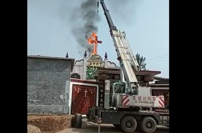 Avanza la sinización: queman cruces y enarbolan símbolos del Partido Comunista en las iglesias chinas
