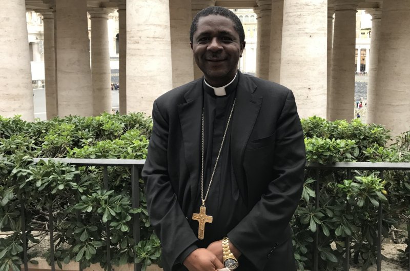 Mons. Nkea Fuanya, obispo africano preocupado por los padres sinodales que quieren complacer a los medios de comunicación aguando la verdad