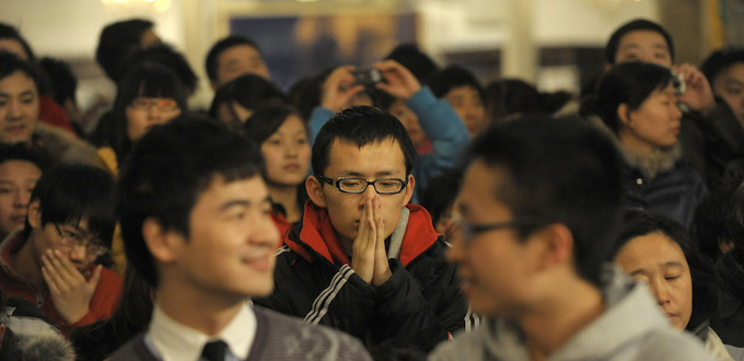 Fuerzan a cientos de estudiantes chinos a declararse ateos