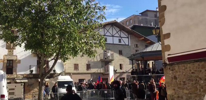 Jvenes radicales entraron en la parroquia de Alsasua para boicotear un acto en homenaje a la Guardia Civil