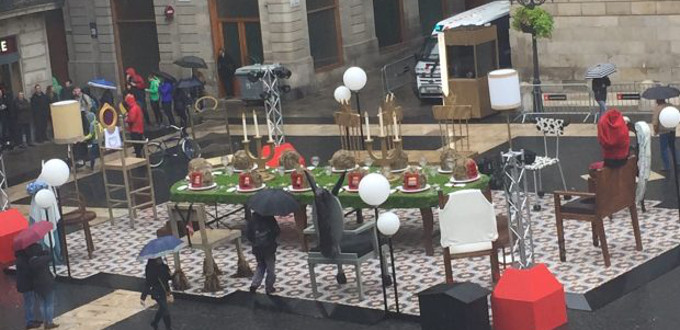 El ayuntamiento de Barcelona organiza un Belén con sillas vacías