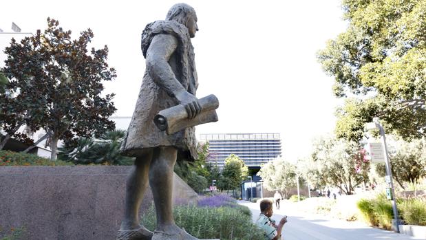 Retiran una estatua de Cristóbal Colón en Los Ángeles como acto de «justicia restauradora»