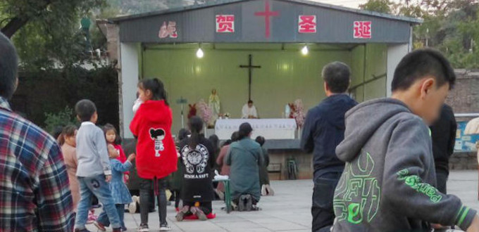Fieles chinos celebran Misa en plena calle al lado de un templo clausurado por la dictadura
